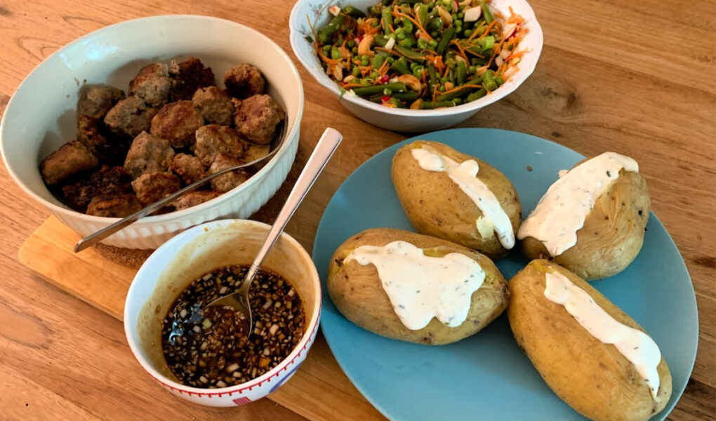 Vietnamese gehaktballetjes met gepofte aardappel en een groene salade